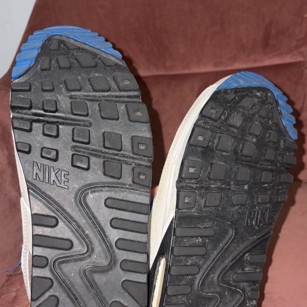 Nike Low-Top Sneakers in Black, Beige & Light Blue - Picture 5 of 5
